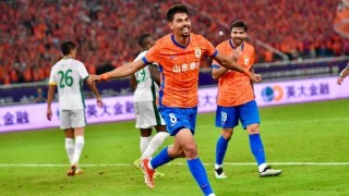 泰山逼平申花！媒体人热议：阻击京沪赢得尊重，被主裁偷走2分